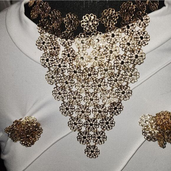 Vendome Flower Mesh Bib Necklace and Clip On Earrings Set 1960s Vtg - Picture 6 of 9